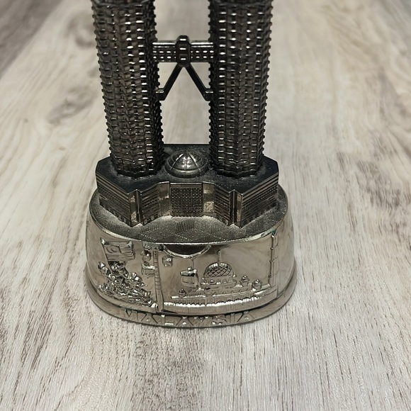 Petronas Twin Towers Malaysia Collectors Statue Pewter Figurine Rare Souvenir - Picture 3 of 4